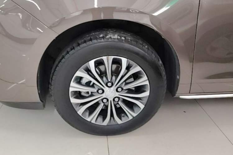 Used Buick GL8 2023 Facelifted Land Cruiser Executive Luxury Version Exterior 4