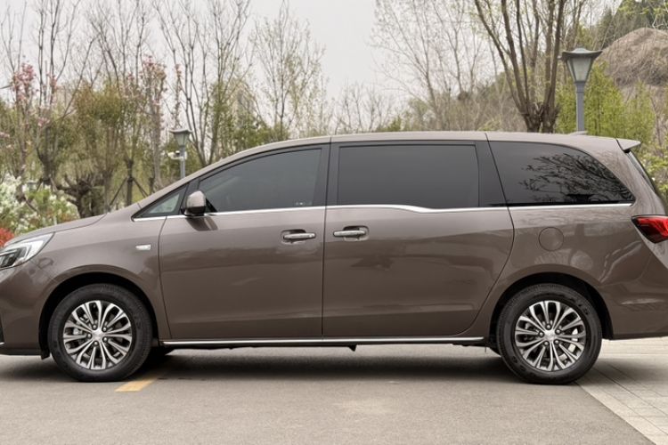 Used Buick GL8 2023 Facelifted Land Cruiser Executive Luxury Version Exterior 4