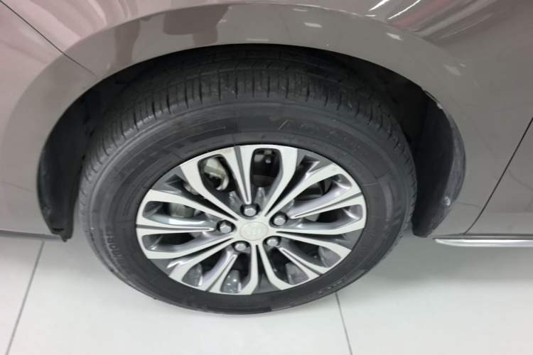Used Buick GL8 2023 Facelifted Land Cruiser Executive Luxury Version Exterior 4