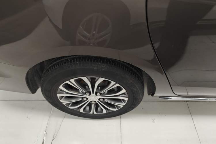 Used Buick GL8 2023 Facelifted Land Cruiser Executive Luxury Version Exterior 5