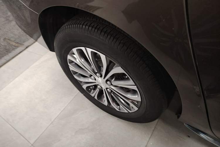 Used Buick GL8 2023 Facelifted Land Cruiser Executive Luxury Version Exterior 5