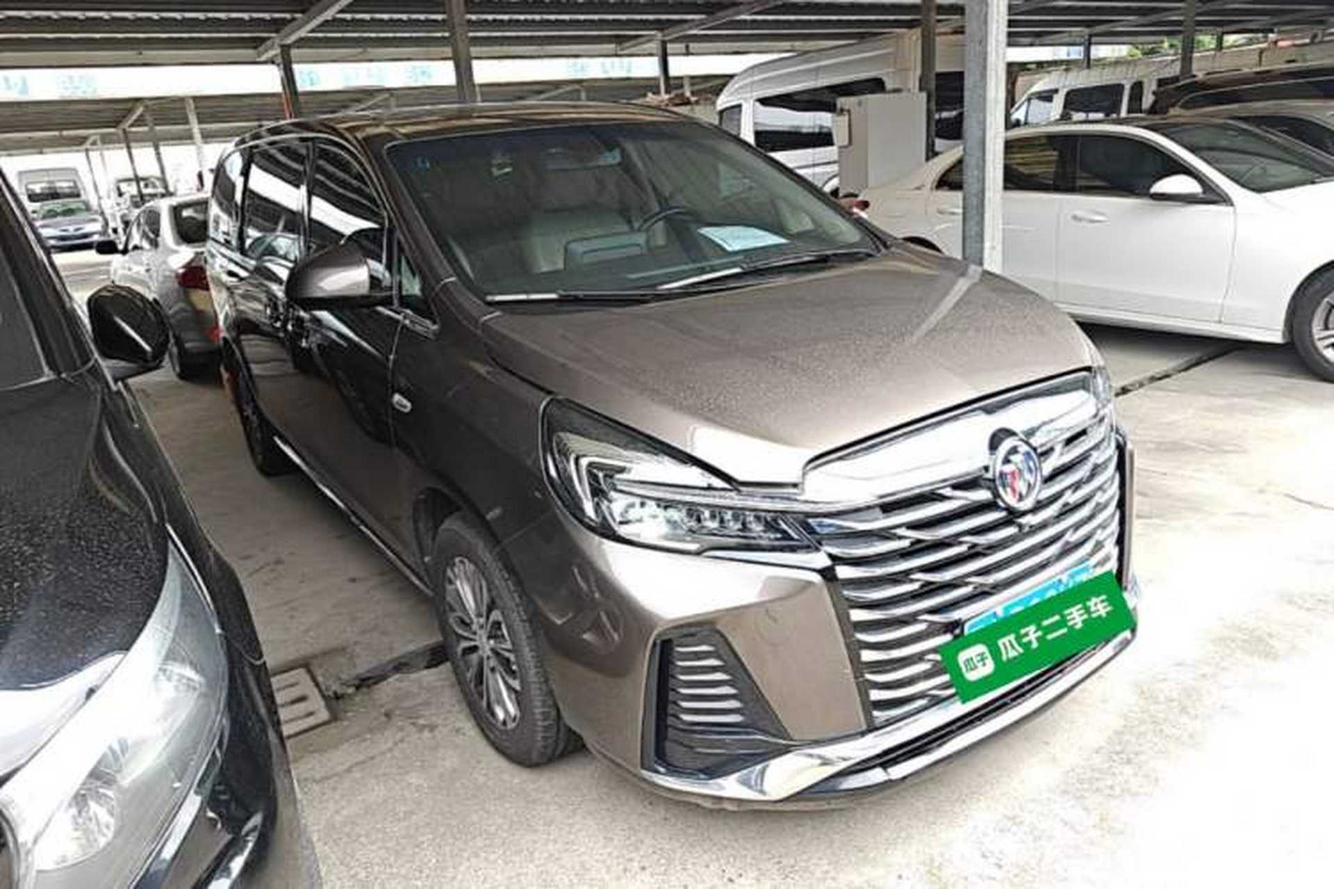 Used Buick GL8 2023 Facelifted Land Cruiser Executive Luxury Version Front Right 45 Deg