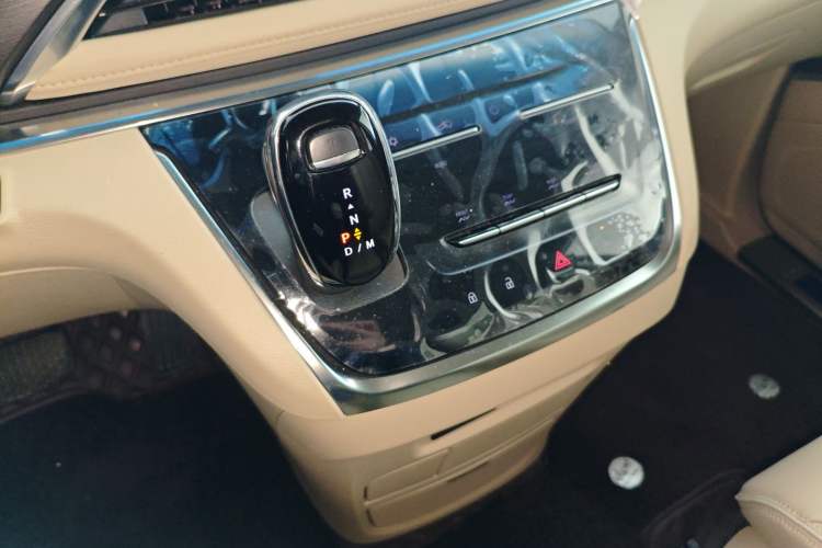 Used Buick GL8 2023 Facelifted Land Cruiser Executive Luxury Version Gear Lever