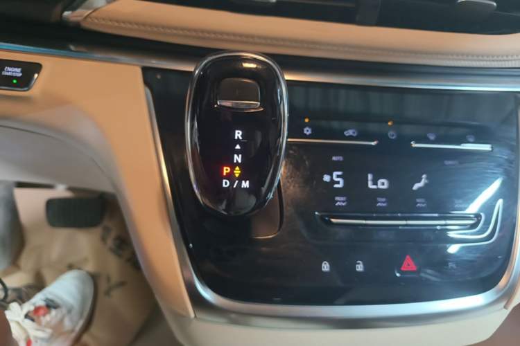 Used Buick GL8 2023 Facelifted Land Cruiser Executive Luxury Version Gear Lever