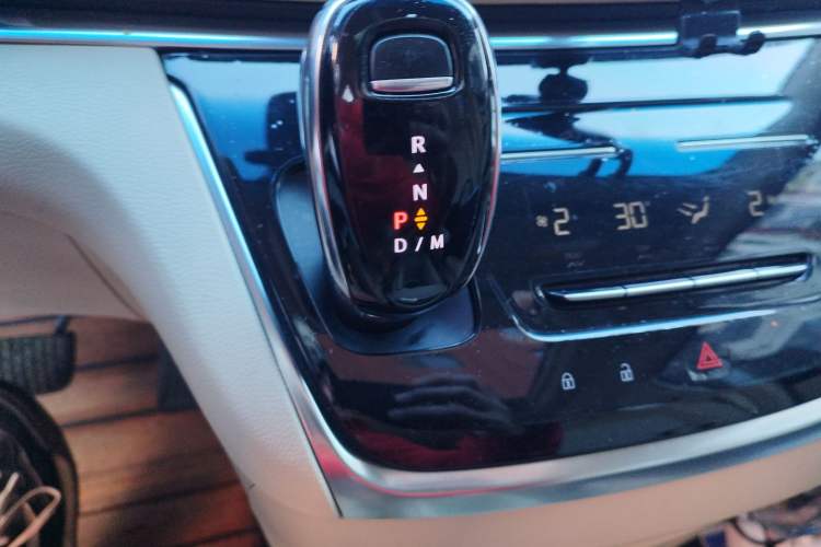 Used Buick GL8 2023 Facelifted Land Cruiser Executive Luxury Version Gear Lever
