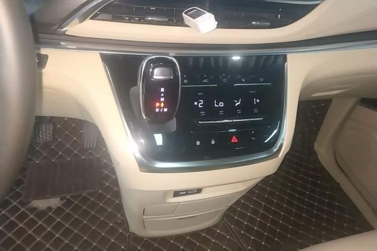 Used Buick GL8 2023 Facelifted Land Cruiser Executive Luxury Version Gear Lever