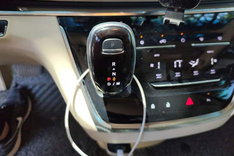 Used Buick GL8 2023 Facelifted Land Cruiser Executive Luxury Version Gear Lever