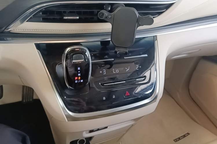 Used Buick GL8 2023 Facelifted Land Cruiser Executive Luxury Version Gear Lever