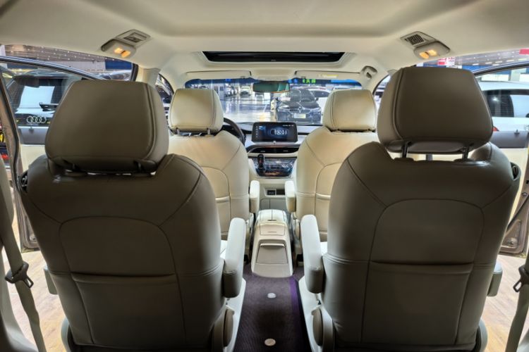 Used Buick GL8 2023 Facelifted Land Cruiser Executive Luxury Version Interior 10