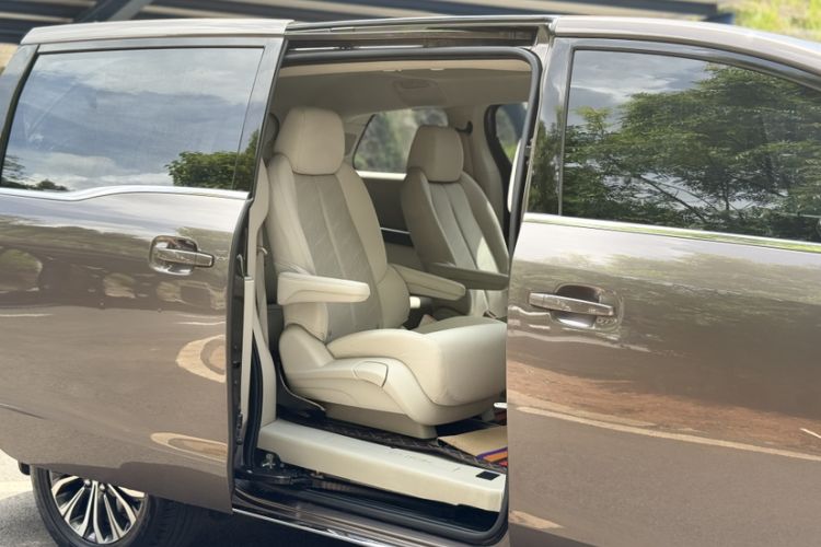 Used Buick GL8 2023 Land Executive Class Comfort Model Interior 11