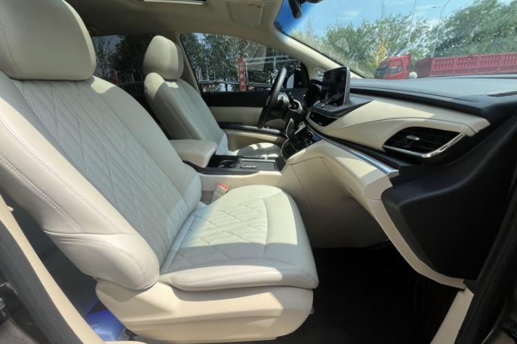 Used Buick GL8 2023 Facelifted Land Cruiser Executive Luxury Version Interior 11