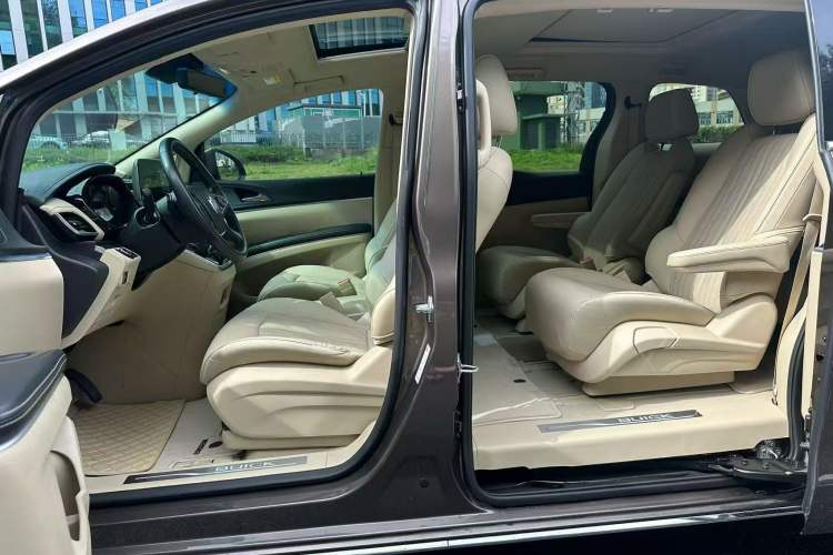 Used Buick GL8 2023 Land Executive Class Deluxe Model Interior 2