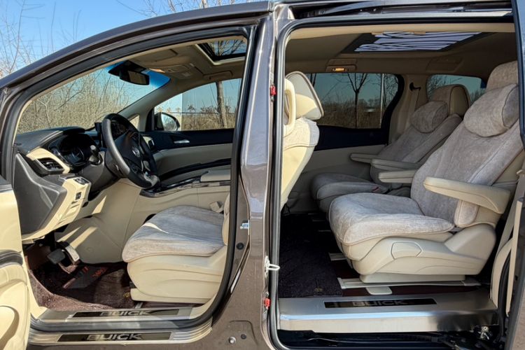 Used Buick GL8 2023 Land Executive Class 652T Luxury Model Interior 2