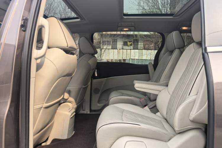 Used Buick GL8 2023 Land Executive Class Deluxe Model Interior 2