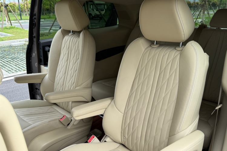 Used Buick GL8 2023 Facelifted Land Cruiser Executive Luxury Version Interior 3
