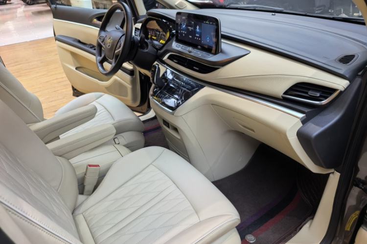 Used Buick GL8 2023 Facelifted Land Cruiser Executive Luxury Version Interior 3