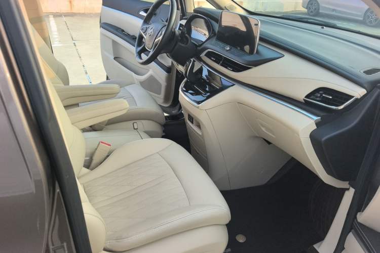 Used Buick GL8 2023 Facelifted Land Cruiser Executive Luxury Version Interior 3