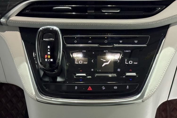 Used Buick GL8 2023 ES Lu Zun Luxury Model Interior 4