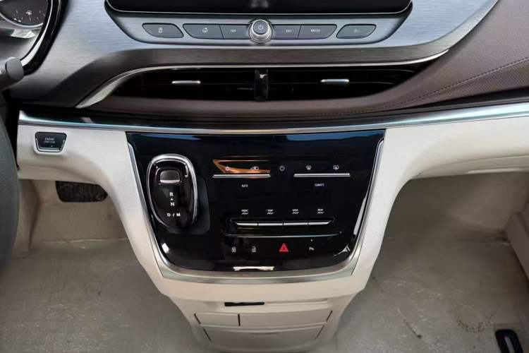 Used Buick GL8 2023 Land Executive Class Comfort Model Interior 4