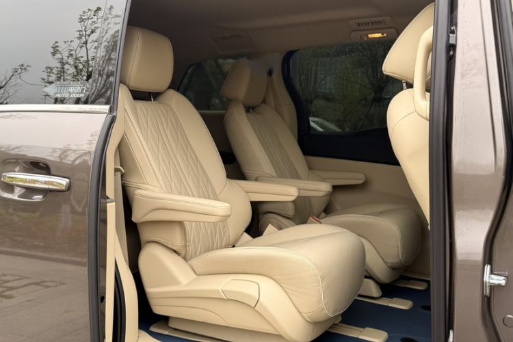 Used Buick GL8 2023 Facelifted Land Cruiser Executive Luxury Version Interior 4