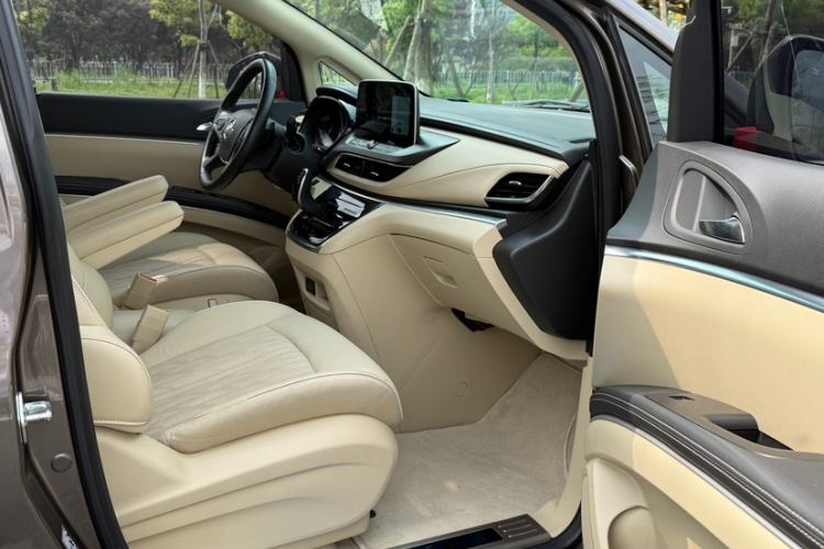 Used Buick GL8 2023 Facelifted Land Cruiser Executive Luxury Version Interior 6