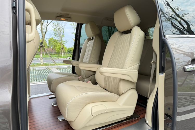 Used Buick GL8 2023 Facelifted Land Cruiser Executive Luxury Version Interior 7