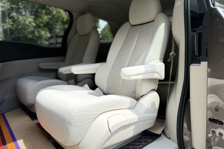 Used Buick GL8 2023 Land Executive Class Comfort Model Interior 7
