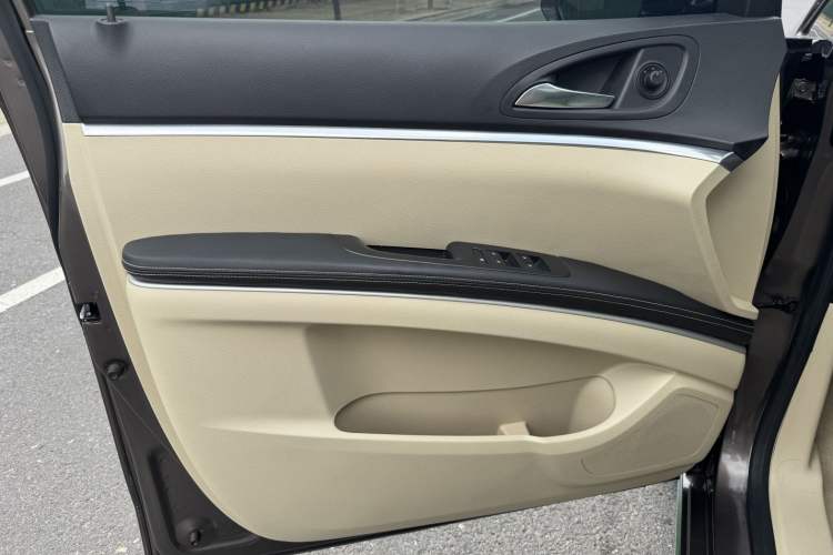 Used Buick GL8 2023 Land Executive Class 652T Luxury Model Interior 8