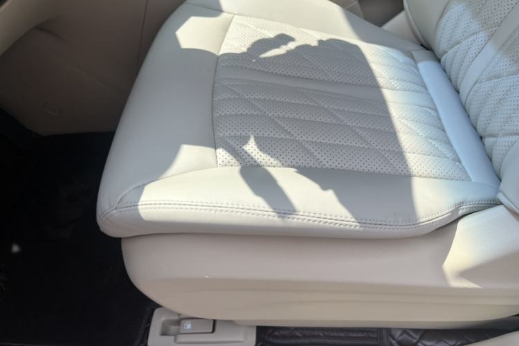 Used Buick GL8 2023 Facelifted Land Cruiser Executive Luxury Version Interior 8
