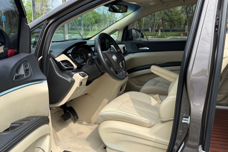Used Buick GL8 2023 Facelifted Land Cruiser Executive Luxury Version Interior 9