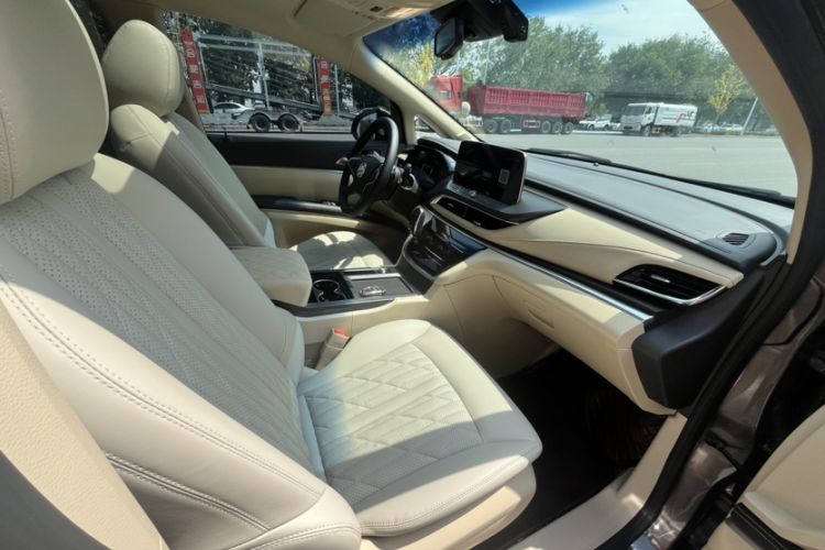 Used Buick GL8 2023 Facelifted Land Cruiser Executive Luxury Version Interior 9