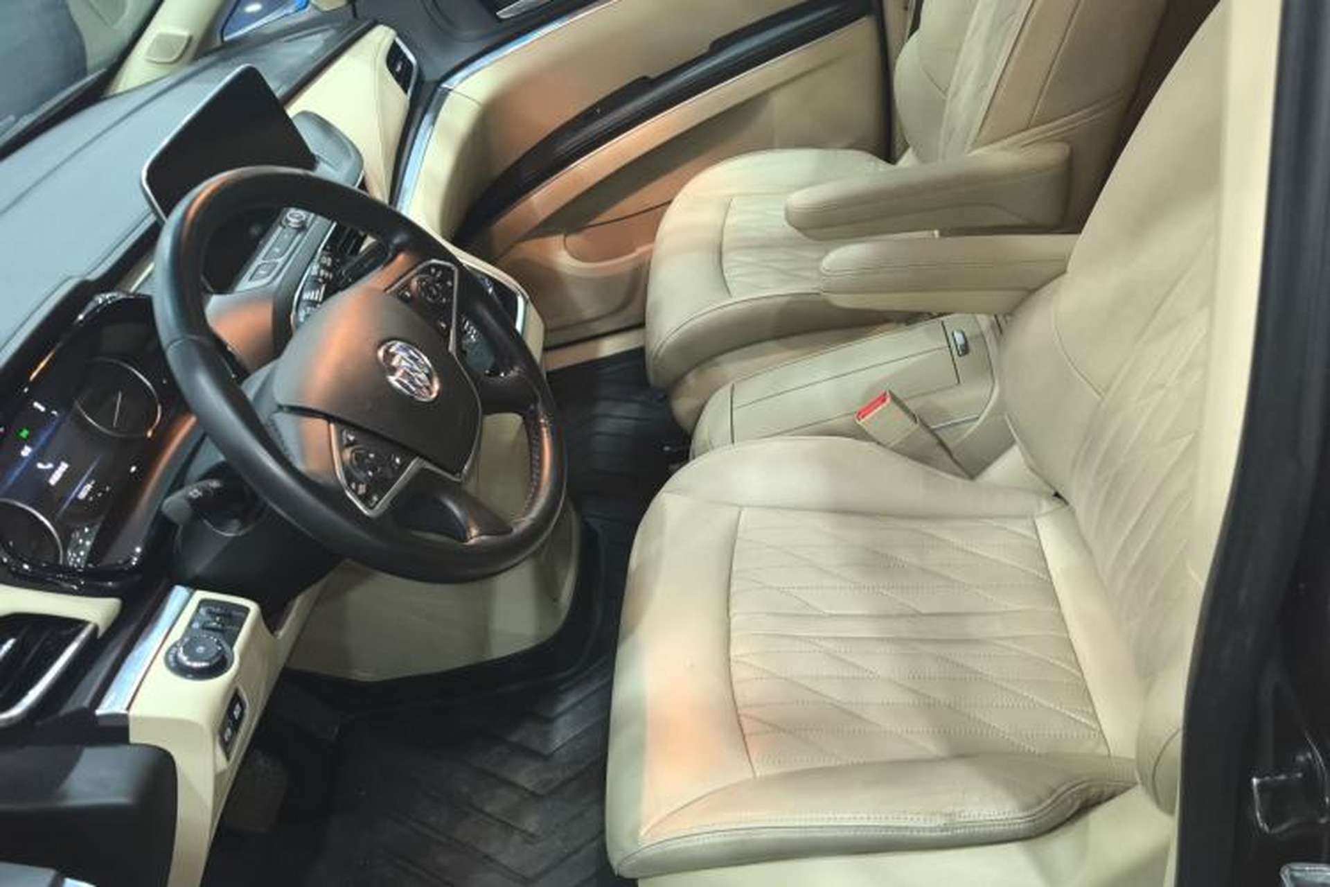 Used Buick GL8 2023 Facelifted Land Cruiser Executive Luxury Version Left Front Seat