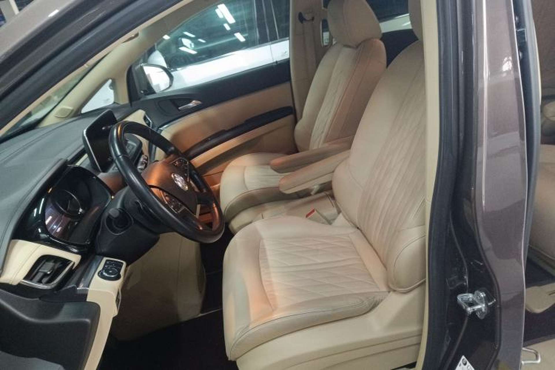Used Buick GL8 2023 Facelifted Land Cruiser Executive Luxury Version Left Front Seat