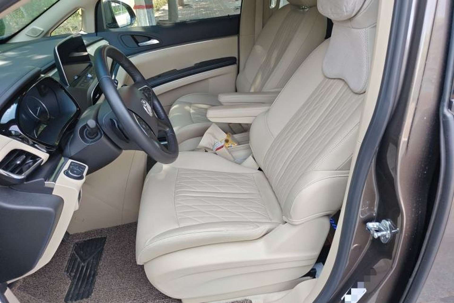 Used Buick GL8 2023 Facelifted Land Cruiser Executive Luxury Version Left Front Seat