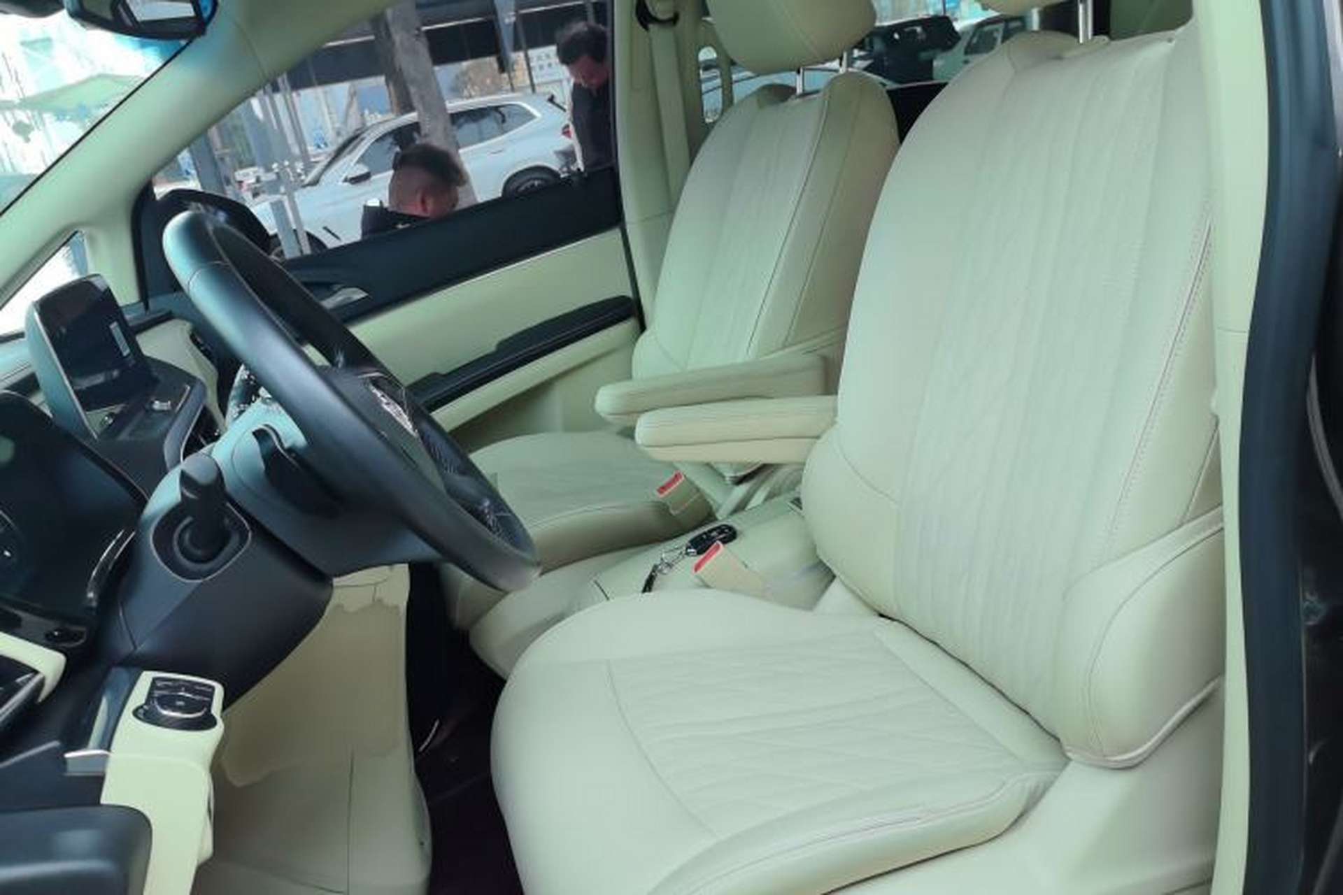 Used Buick GL8 2023 Facelifted Land Cruiser Executive Luxury Version Left Front Seat