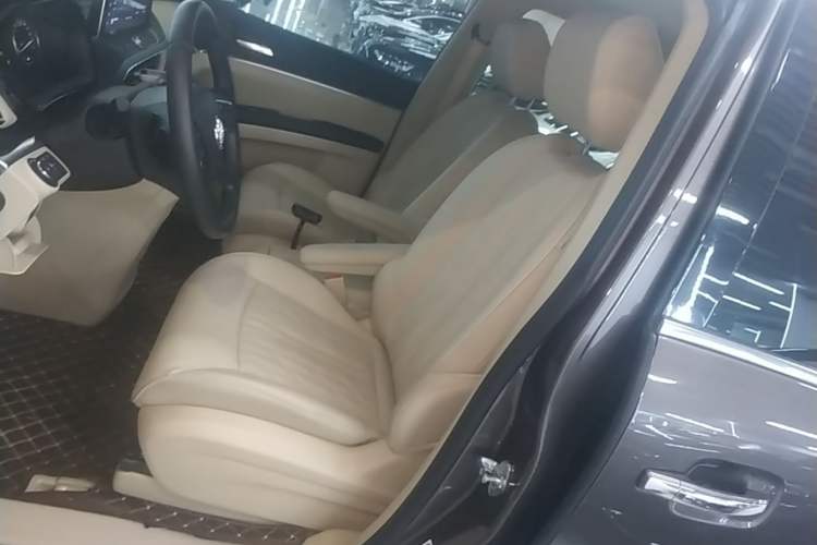 Used Buick GL8 2023 Facelifted Land Cruiser Executive Luxury Version Left Front Seat