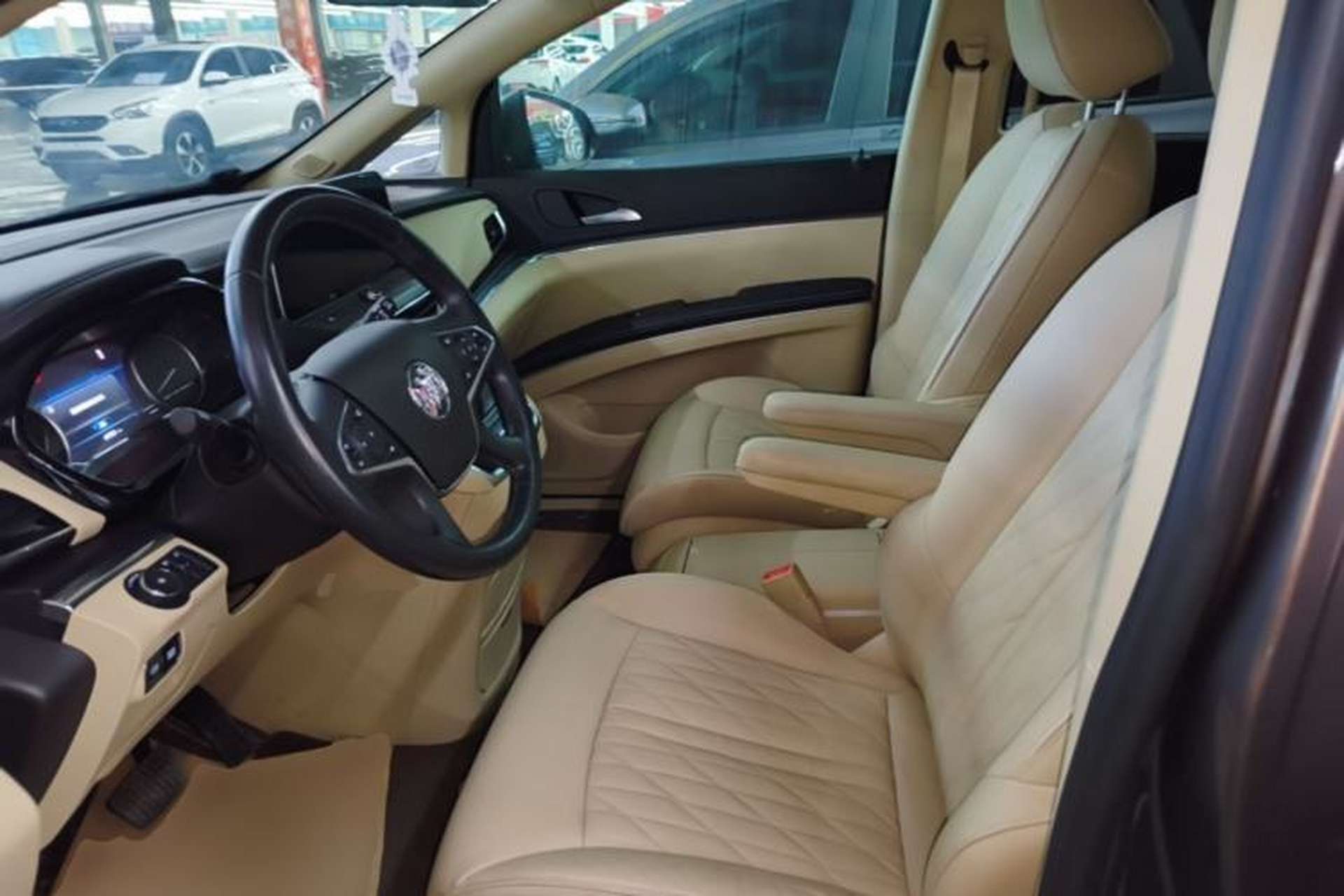 Used Buick GL8 2023 Facelifted Land Cruiser Executive Luxury Version Left Front Seat