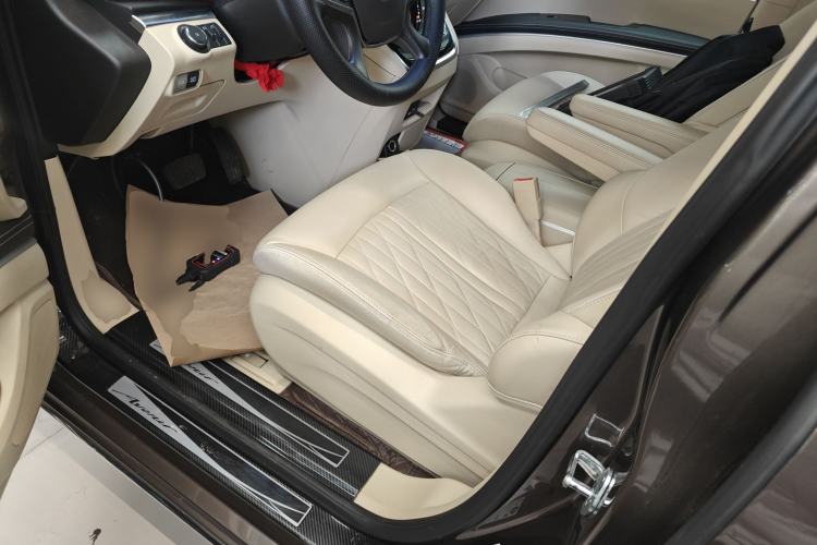 Used Buick GL8 2023 Facelifted Land Cruiser Executive Luxury Version Left Front Seat