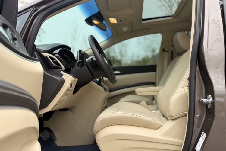 Used Buick GL8 2023 Facelifted Land Cruiser Executive Luxury Version Left Front Seat