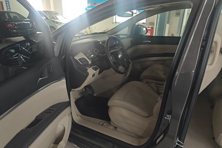 Used Buick GL8 2023 Facelifted Land Cruiser Executive Luxury Version Left Front Seat