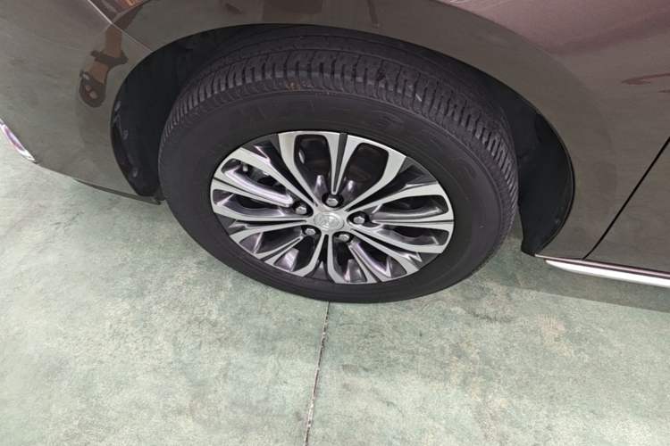 Used Buick GL8 2023 Land Executive Class Comfort Model Left Front Wheel Hub