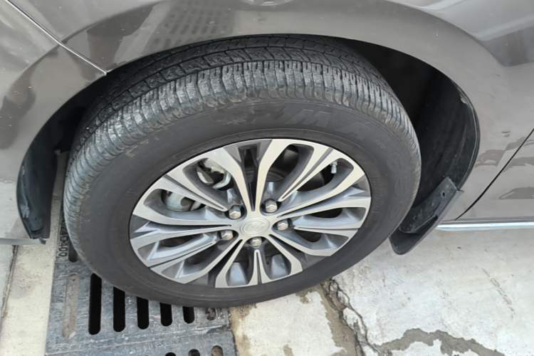 Used Buick GL8 2023 Land Executive Class Comfort Model Left Front Wheel Hub