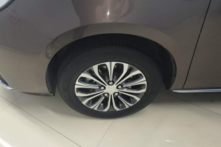 Used Buick GL8 2023 Facelifted Land Cruiser Executive Luxury Version Left Front Wheel Hub