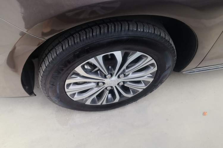 Used Buick GL8 2023 Facelifted Land Cruiser Executive Luxury Version Left Front Wheel Hub