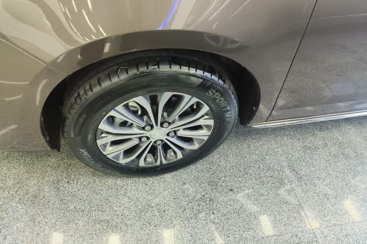 Used Buick GL8 2023 Land Executive Class Comfort Model Left Front Wheel Hub