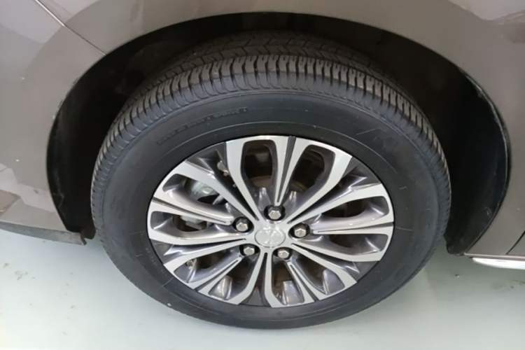 Used Buick GL8 2023 Facelifted Land Cruiser Executive Luxury Version Left Front Wheel Hub