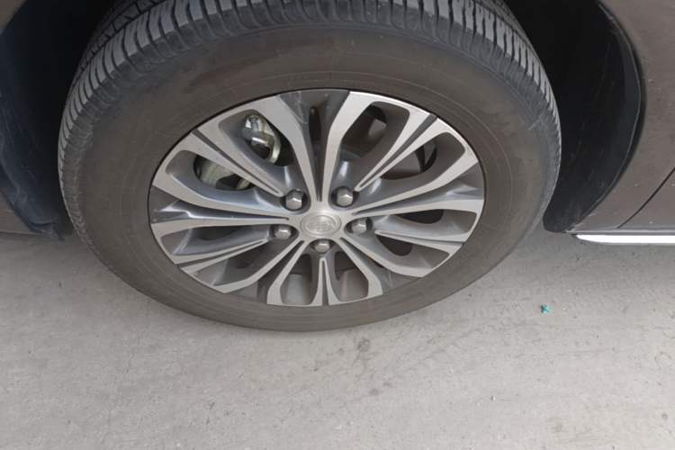 Used Buick GL8 2023 Facelifted Land Cruiser Executive Luxury Version Left Front Wheel Hub