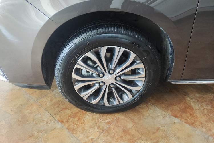 Used Buick GL8 2023 Facelifted Land Cruiser Executive Luxury Version Left Front Wheel Hub