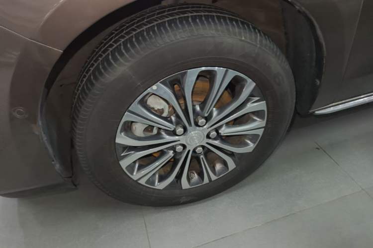 Used Buick GL8 2023 Land Executive Class Deluxe Model Left Front Wheel Hub
