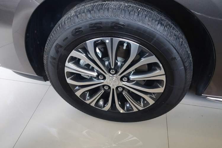 Used Buick GL8 2023 Facelifted Land Cruiser Executive Luxury Version Left Front Wheel Hub